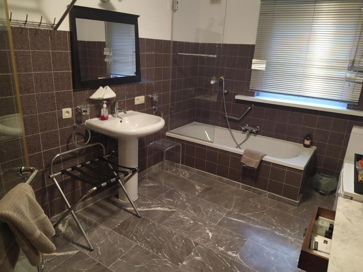 Hotel Golden Dragon Dessel Kültér fotó