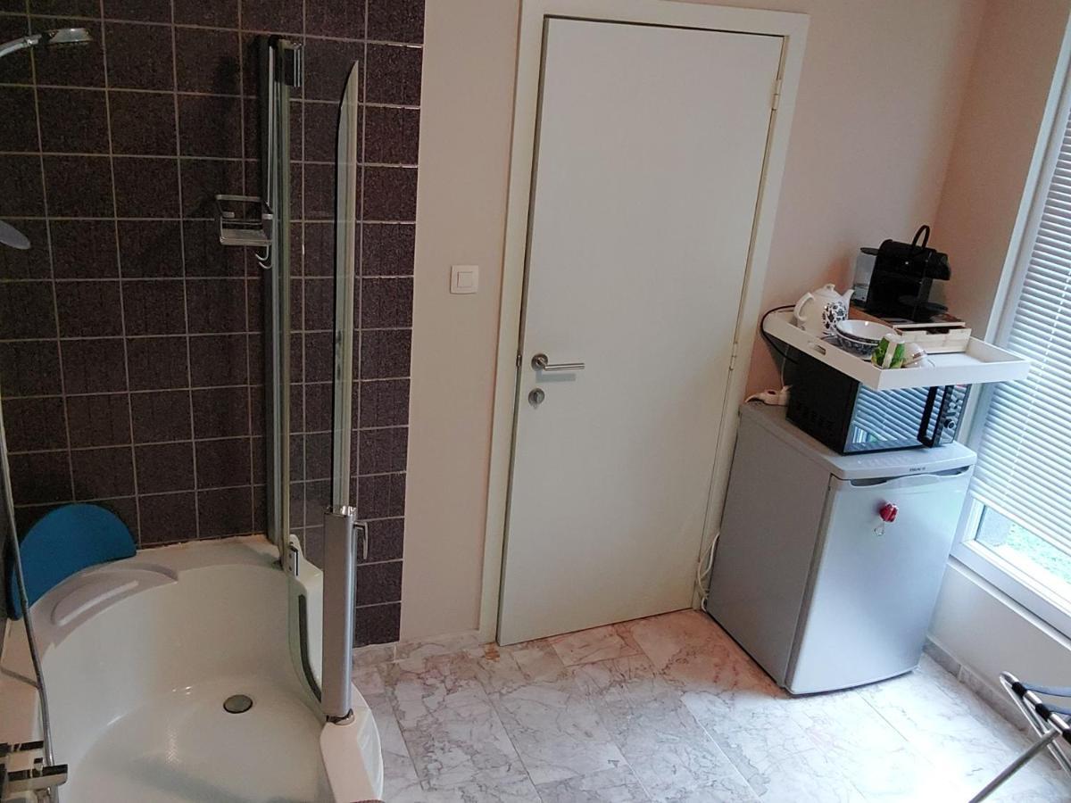Hotel Golden Dragon Dessel Kültér fotó