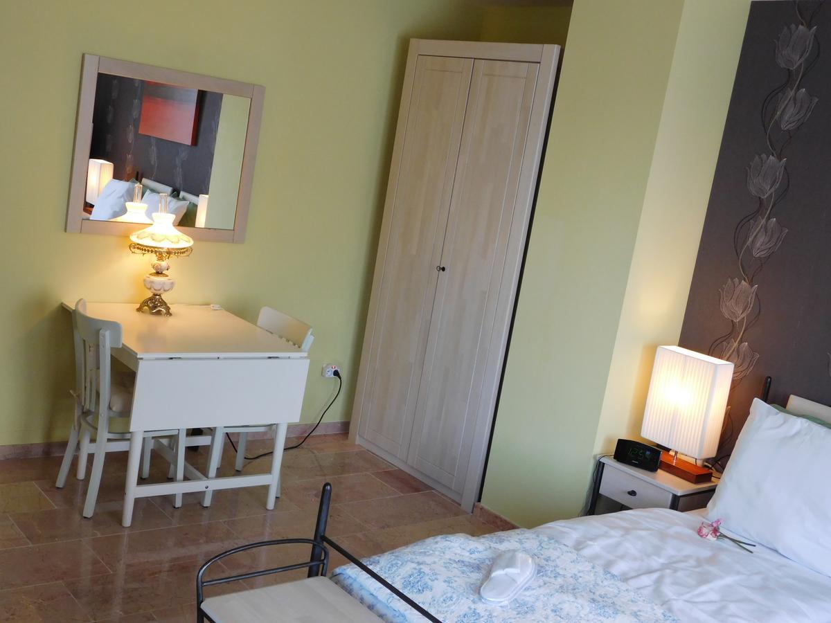 Hotel Golden Dragon Dessel Kültér fotó