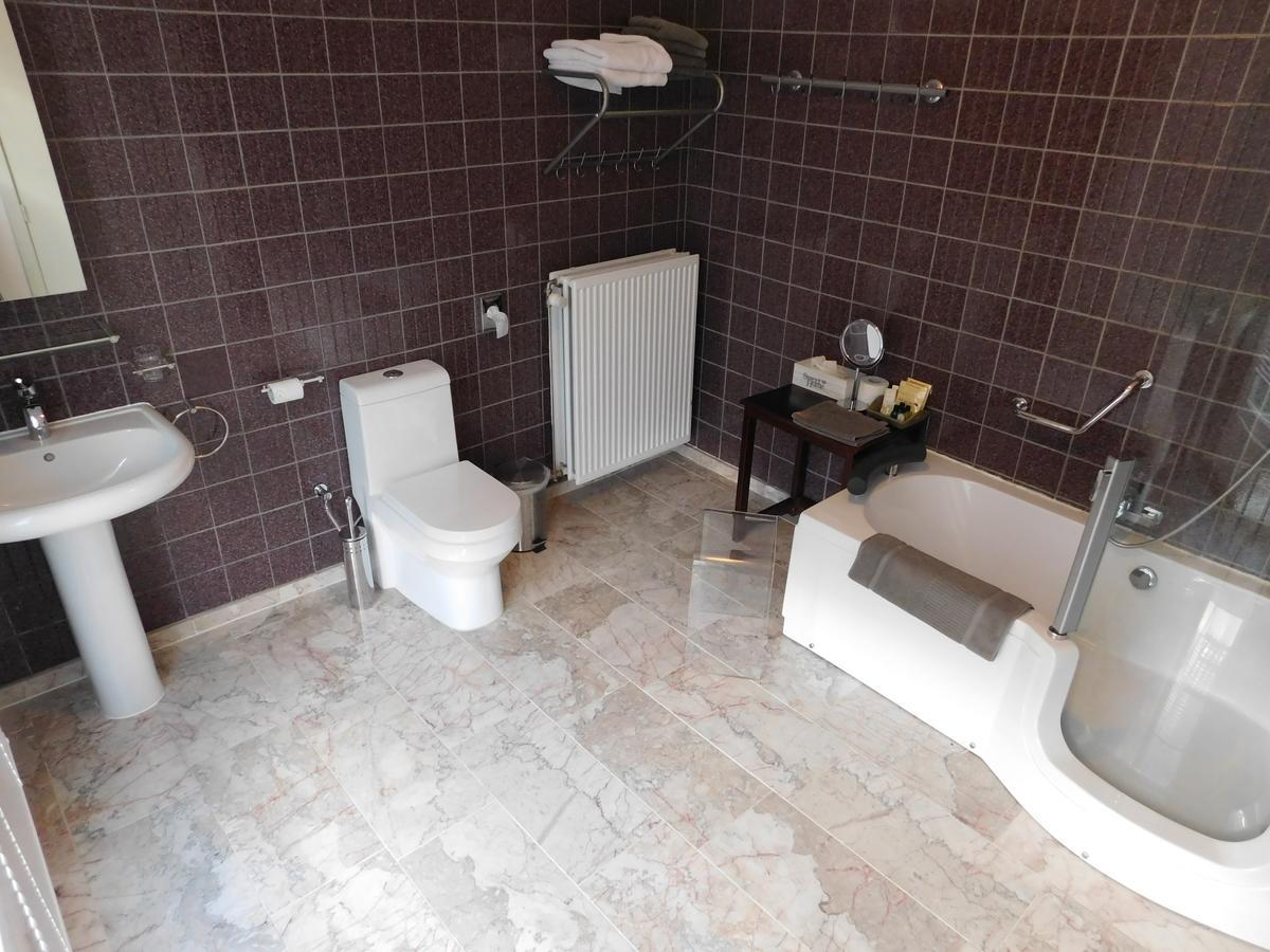 Hotel Golden Dragon Dessel Kültér fotó